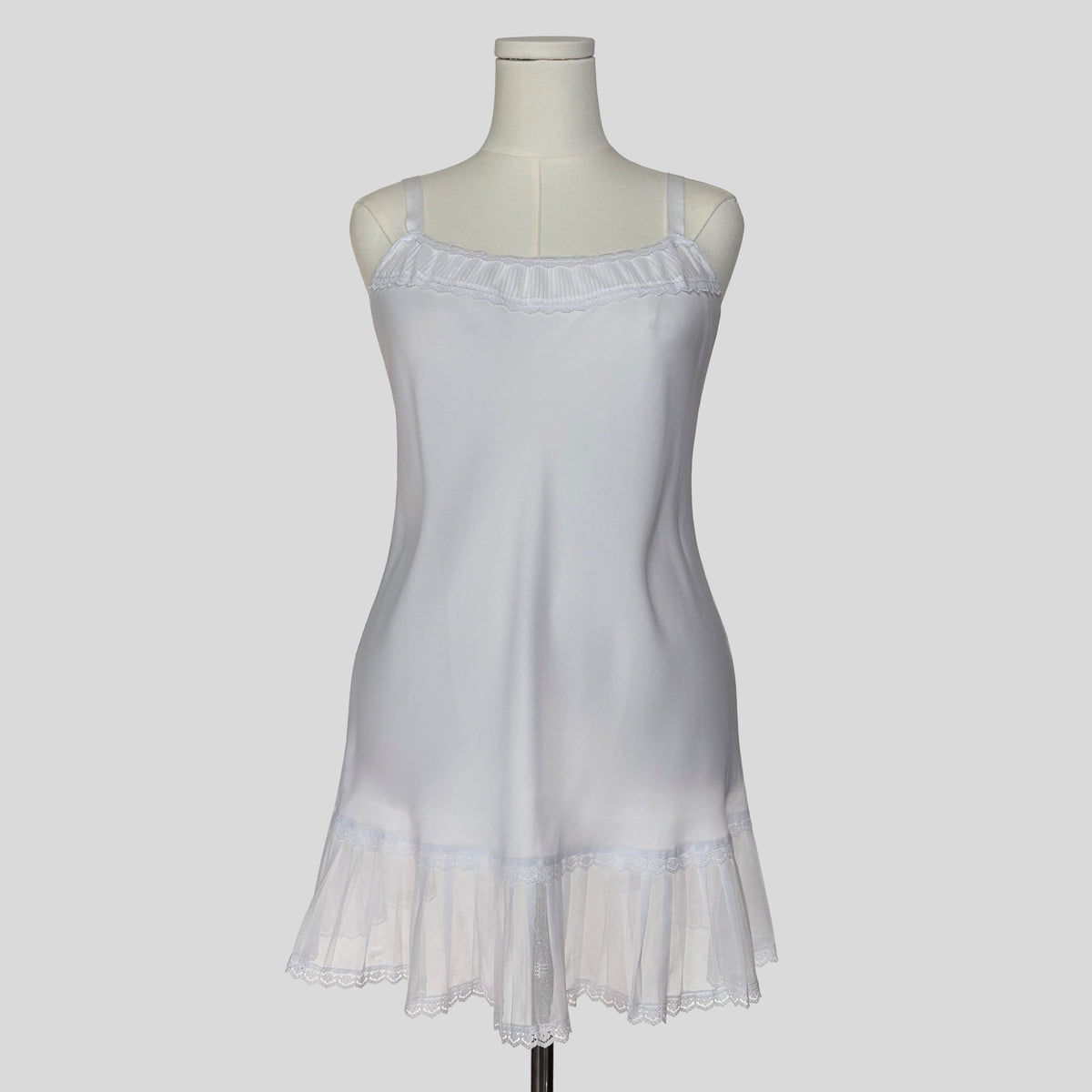 Pleated slip in white