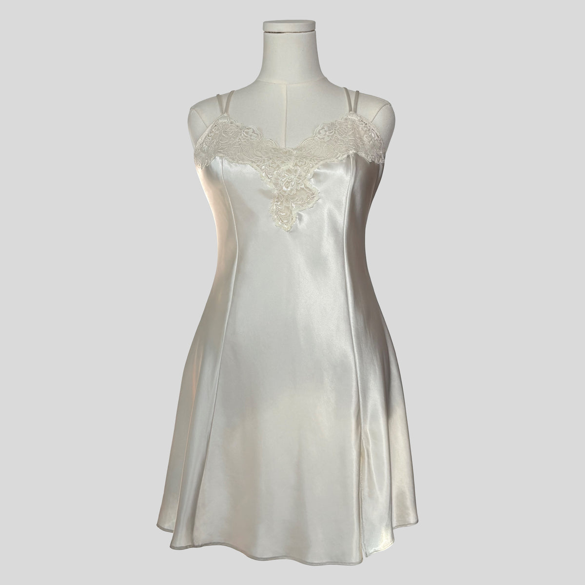 Silky sweetheart lace neckline slip