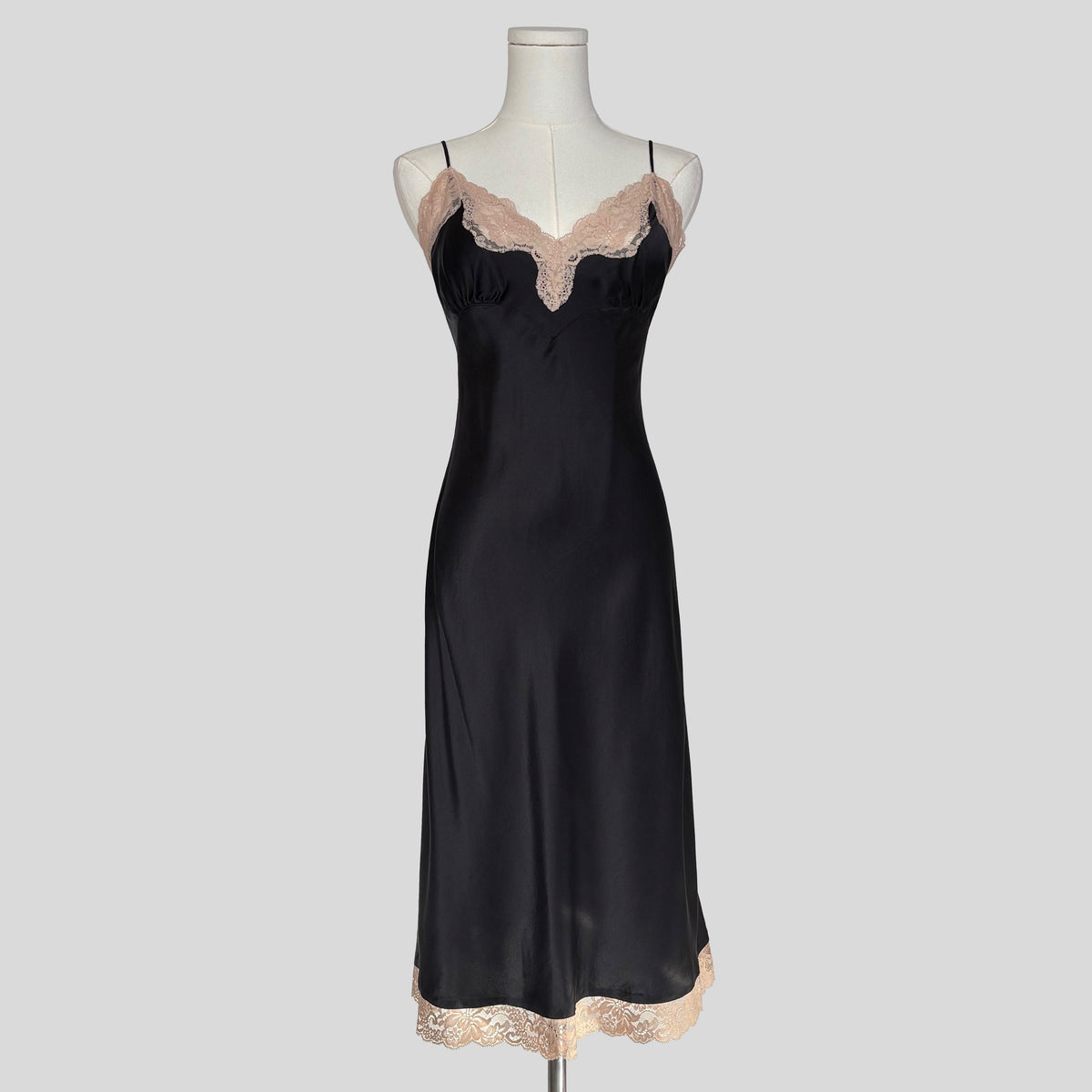 Lace trim silk gown in black