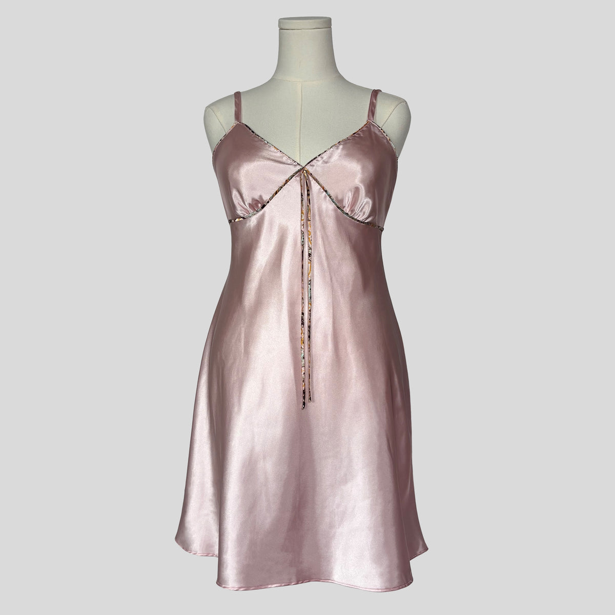 Silky pattern trim slip
